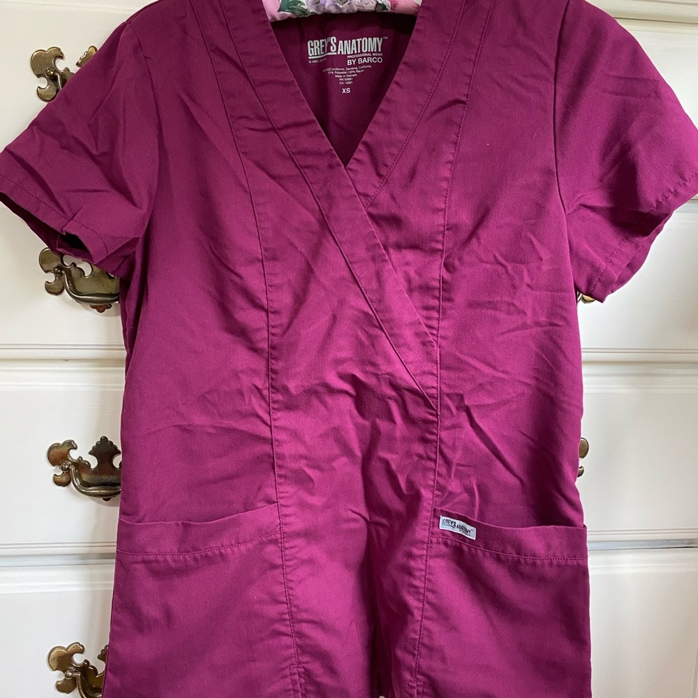 Burgundy wine scrub top XS